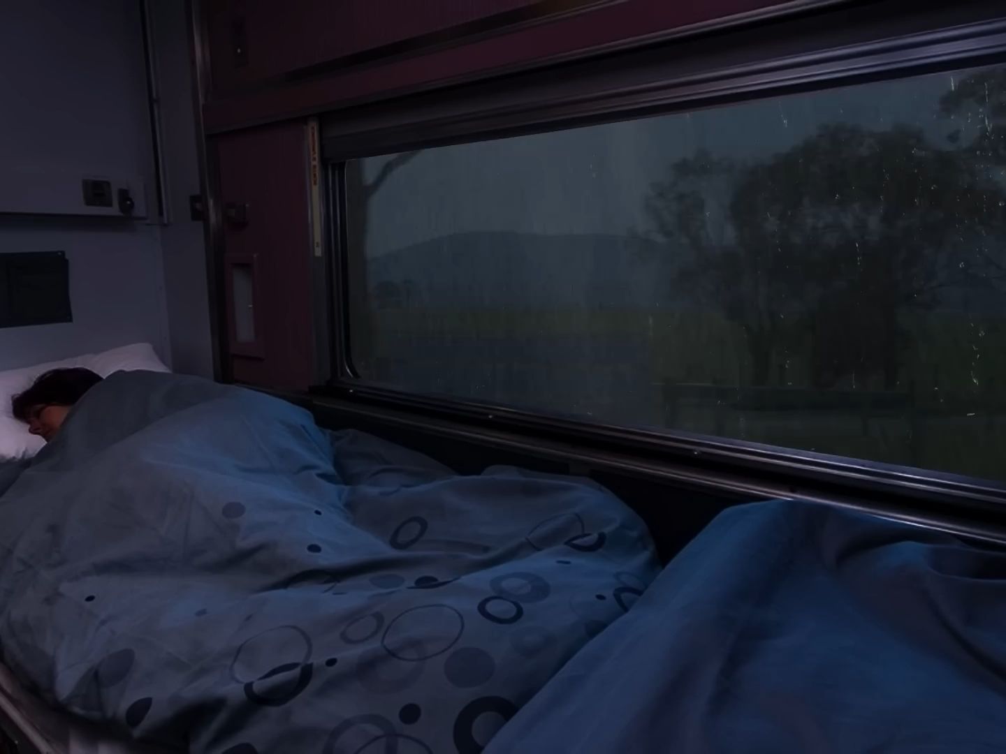 列车车窗外下大雨,5分钟内立即睡觉