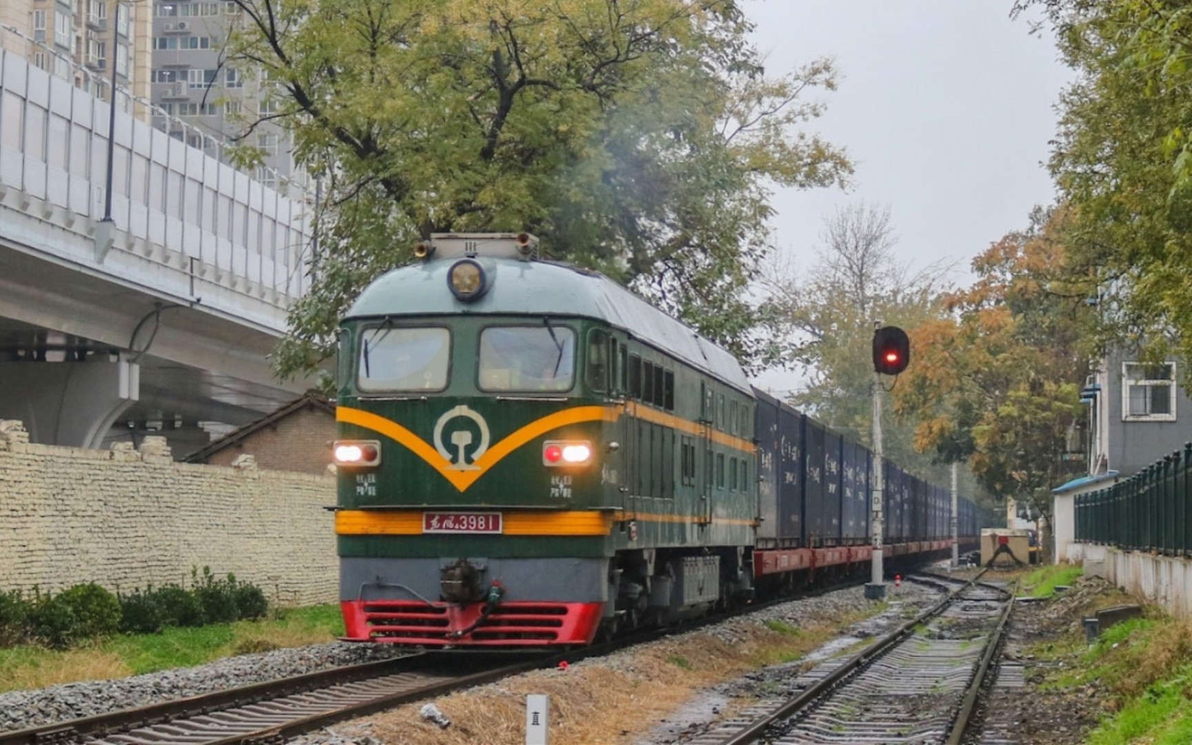 西户线 西局西段df4b3981牵引集装箱大列通过7km道口