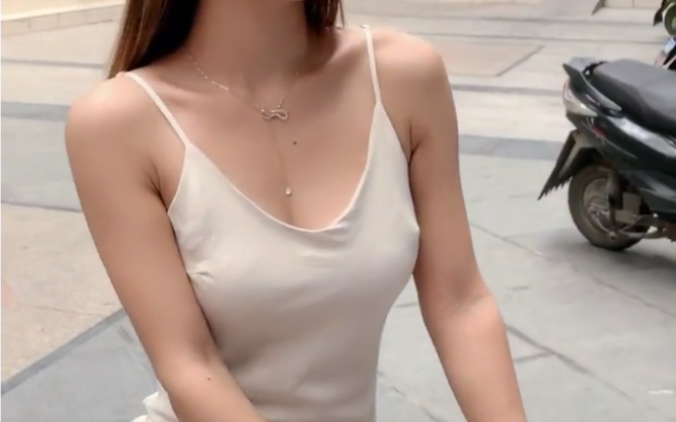 这个小姐姐胸前有个美人痣