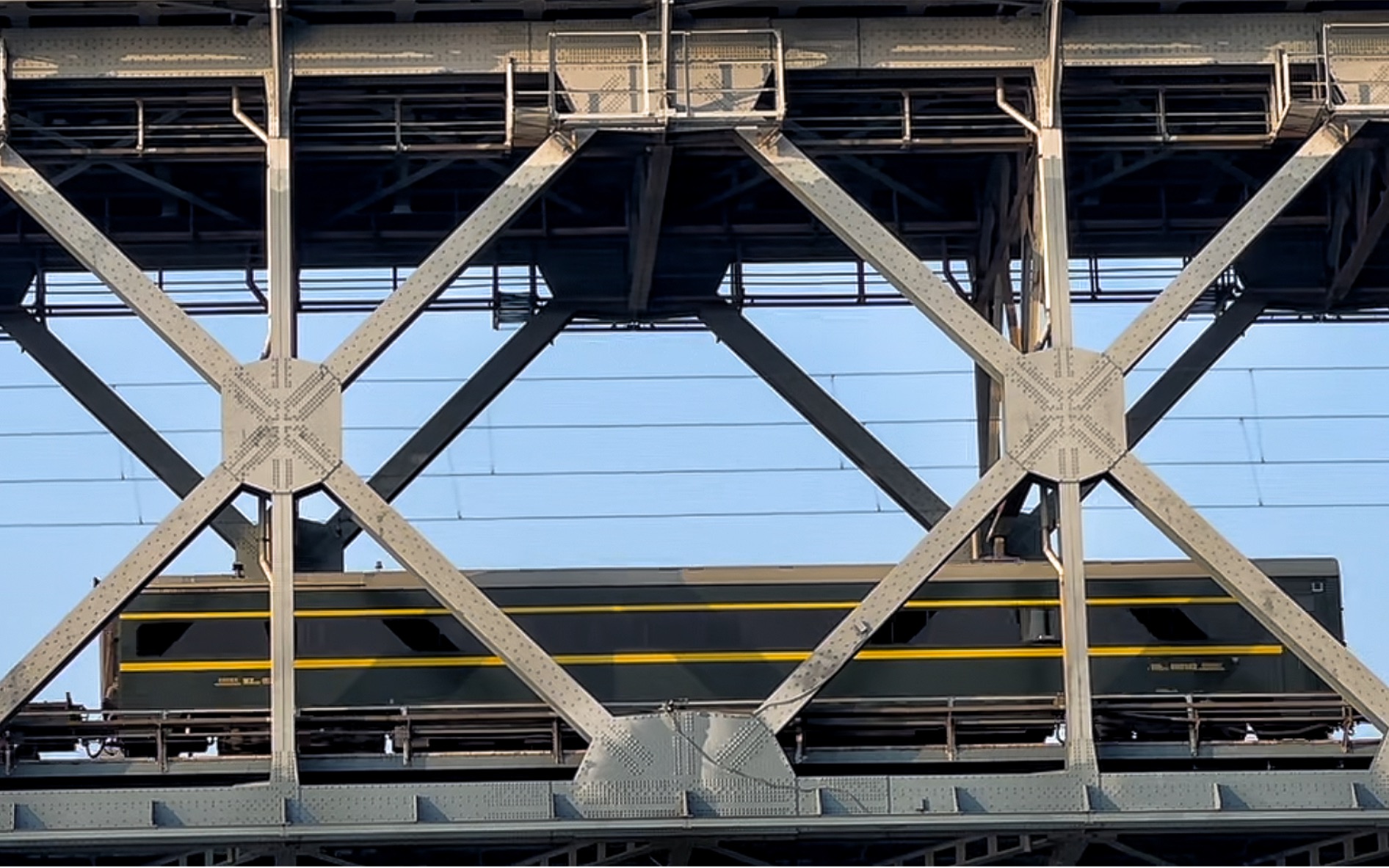 【货列列尾附挂wx25t轨道检查车】南京长江大桥 hxd2b 0040 牵引混编