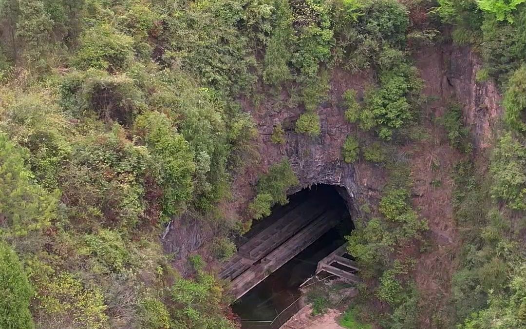 在贵州深山里发现神秘山洞,洞内有很多奇怪的建筑,山洞里还拉了电线,荒山野岭不通路,材料到底是怎么运进来的,又在这里做什么,真让人觉得匪夷所...