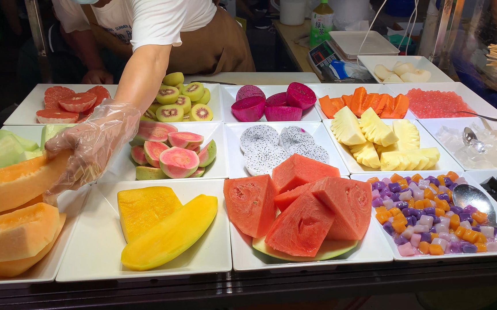 在夜市买了一份水果捞,要了36块钱,看完她的操作,你觉得值吗?