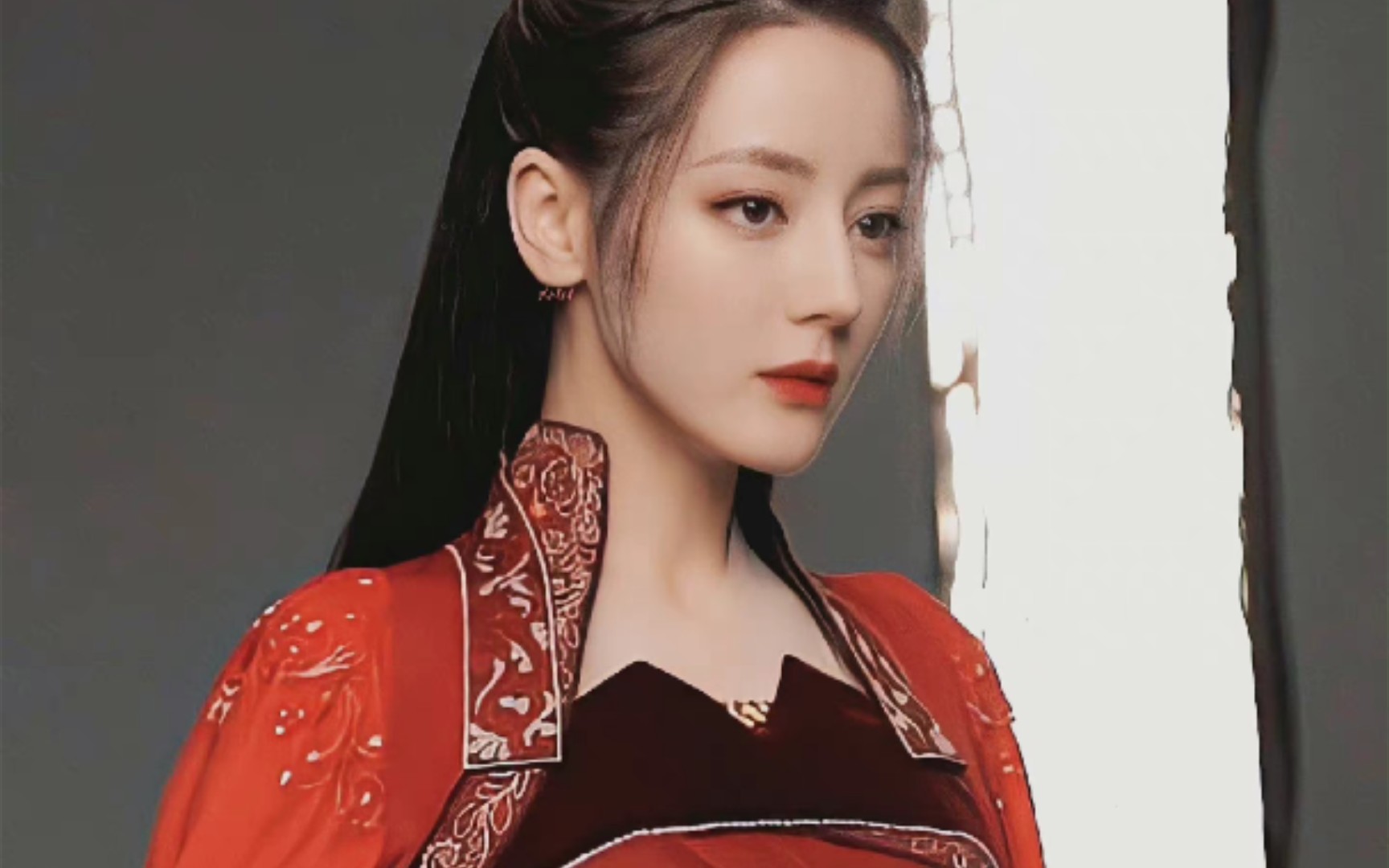 与君初相识的定装照真的太好看了,红衣的热巴yyds!_哔哩哔哩_bilibili