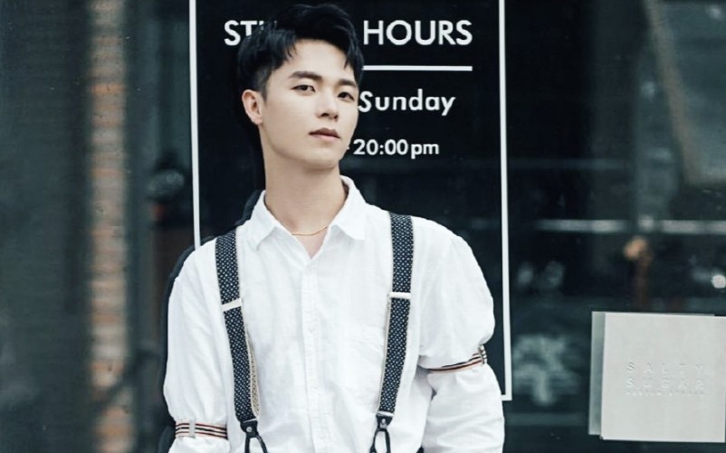 浪小辉帅帅的大男孩完美的身材