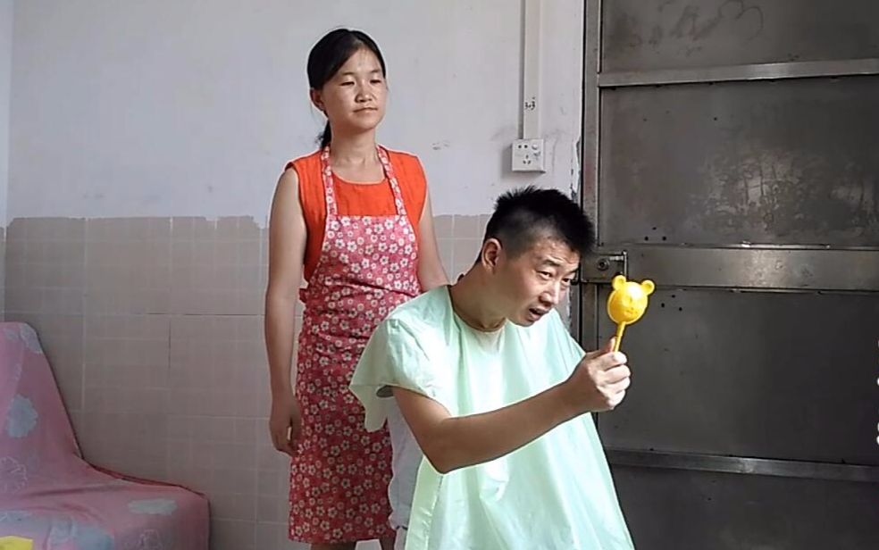 老公给老婆剪头发图片