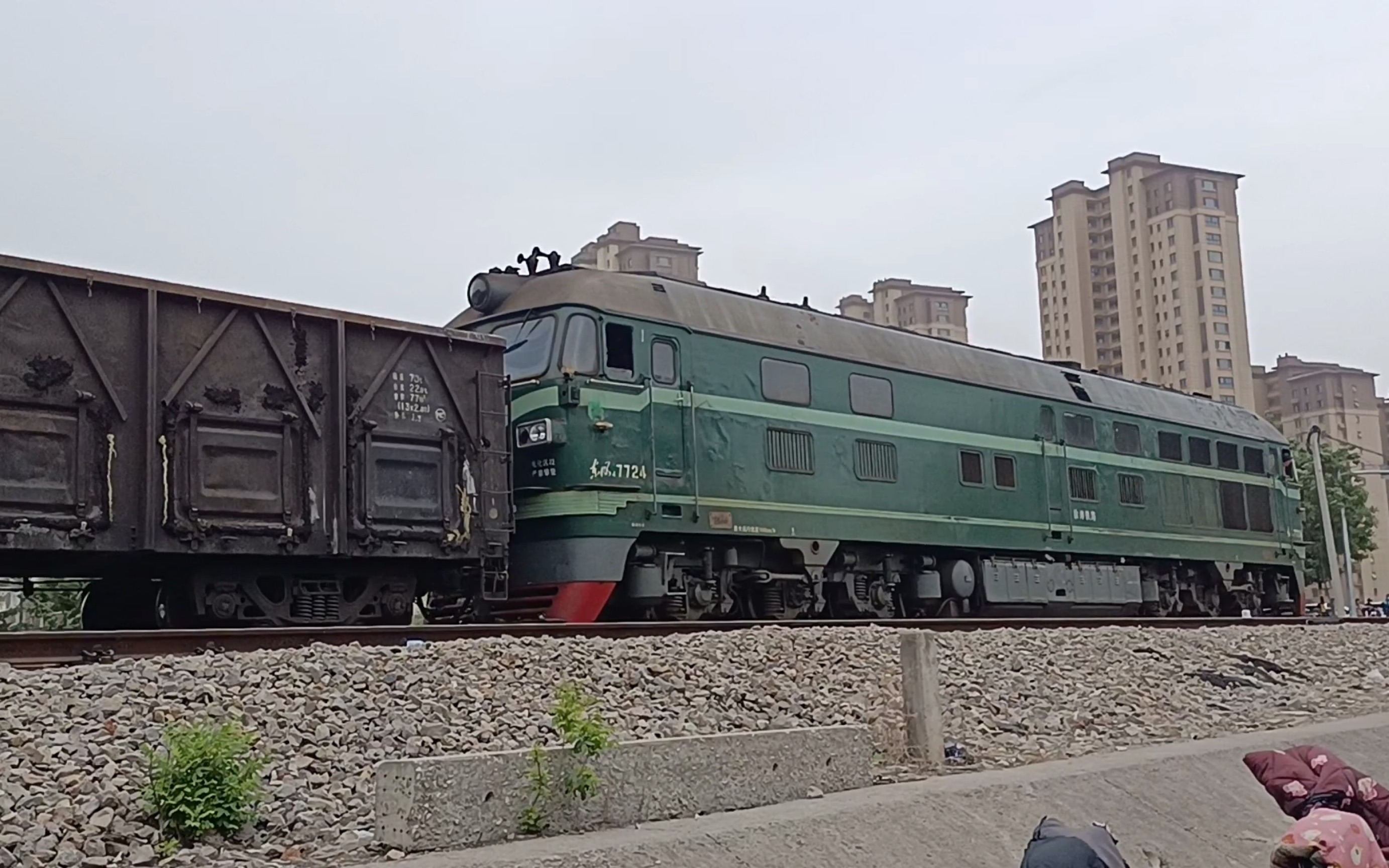 【徐沛铁路】东风4b7724牵引敞车大列通过东风西路道口,前往沙塘站