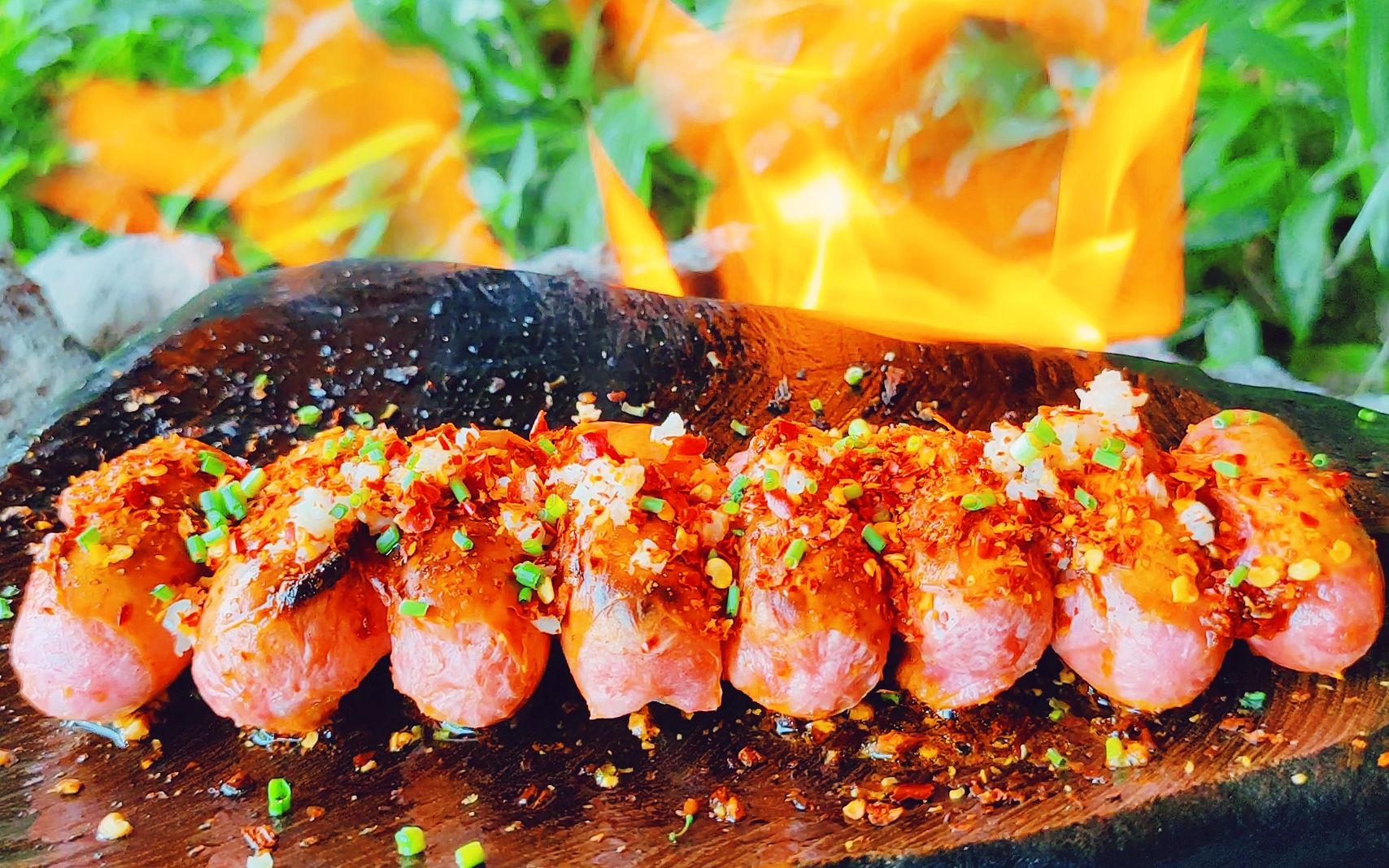 简简单单烤串小热狗,撒上辣椒面,一口咬下去满足了