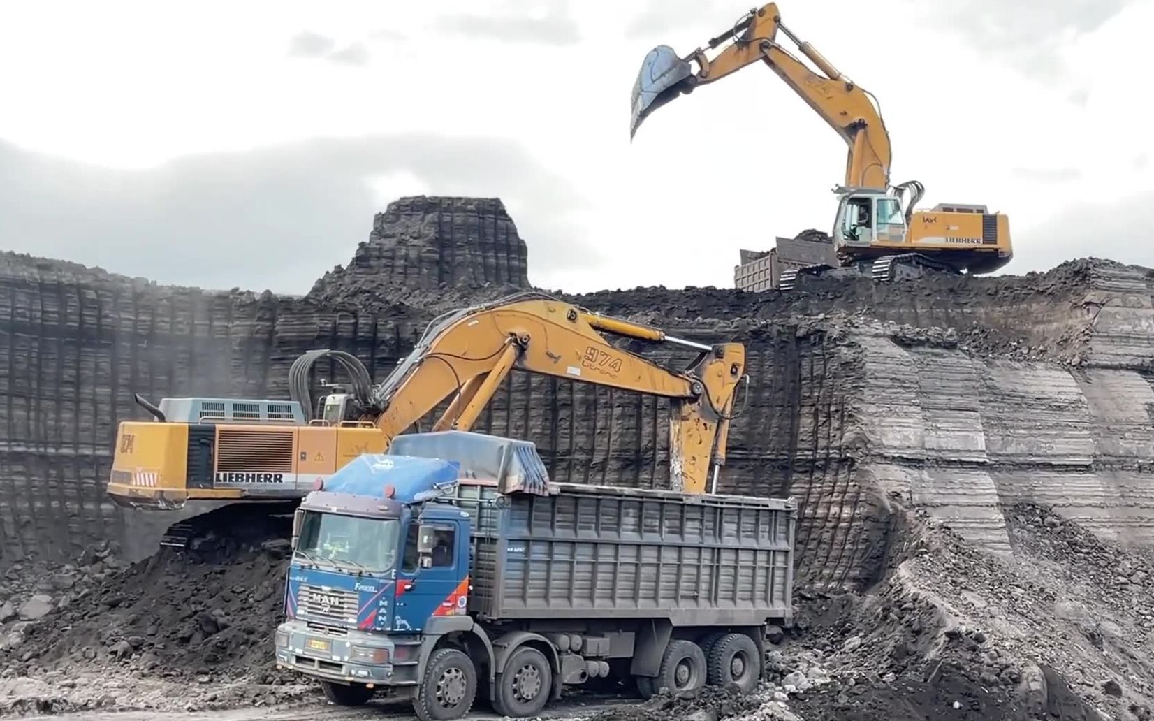 两台利勃海尔974挖掘机装车