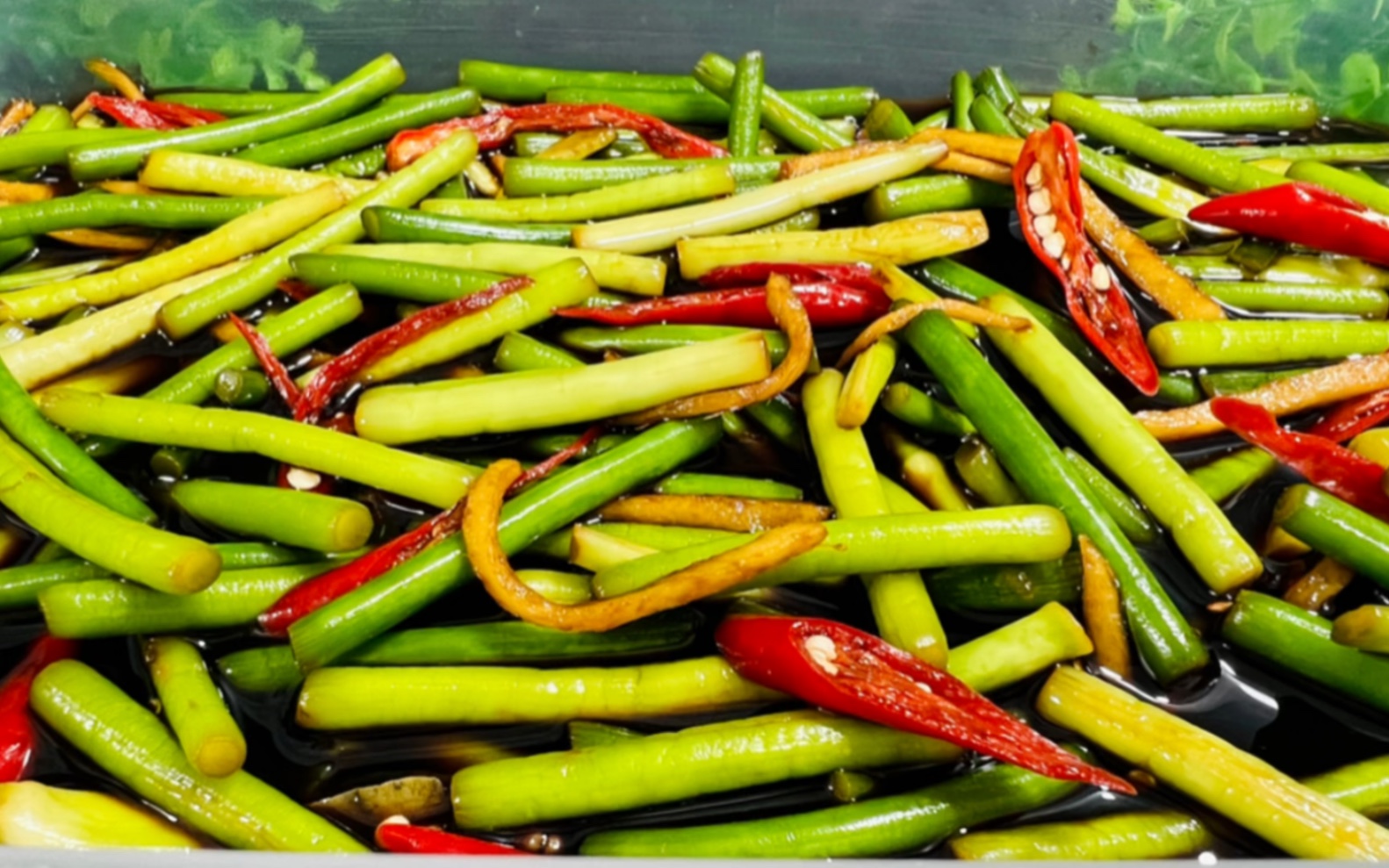 腌蒜苔,只加盐杀水就是大错!教你50年腌制经验,脆爽开胃不长毛