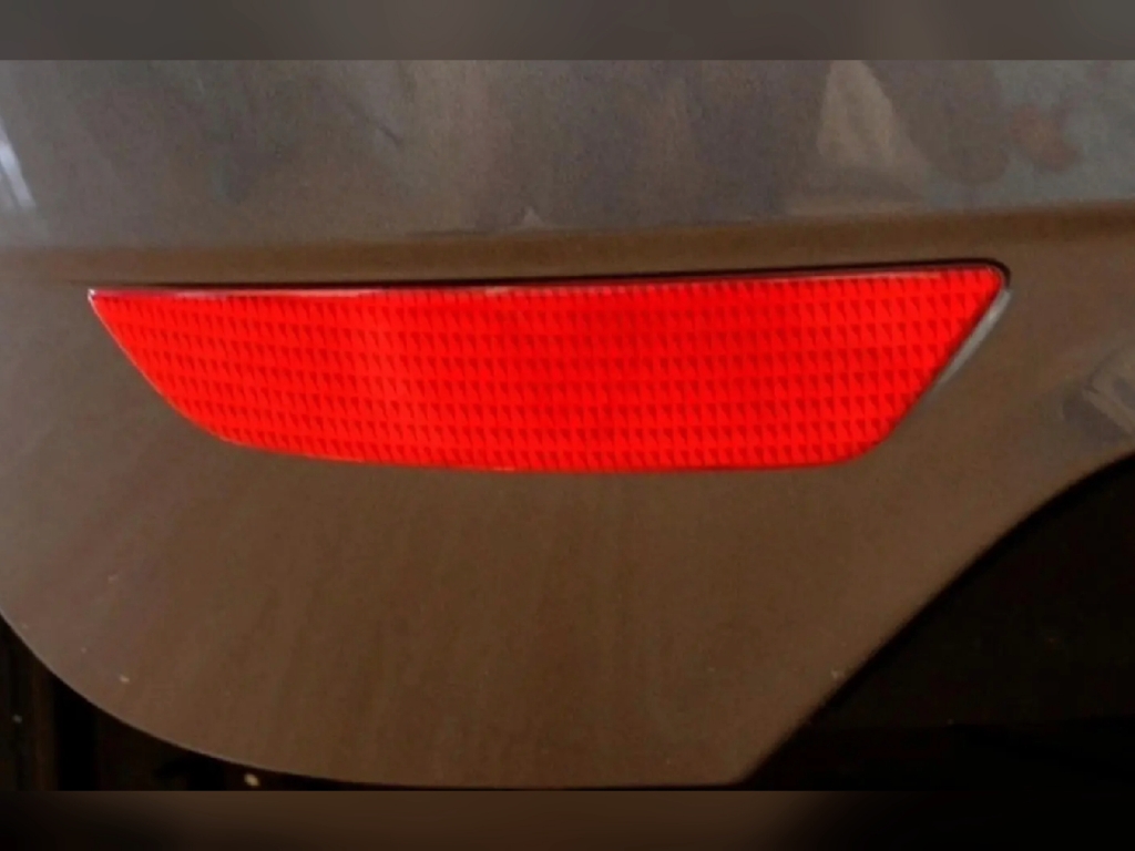 奔驰b200反光灯高位刹车灯
