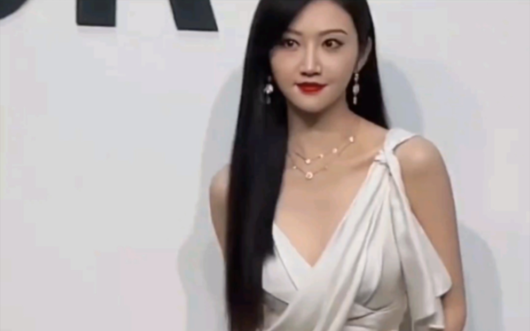 景甜漏肩纯白连衣裙搭配披肩直发性感,串珠配饰和包袋点亮造型,甜与美