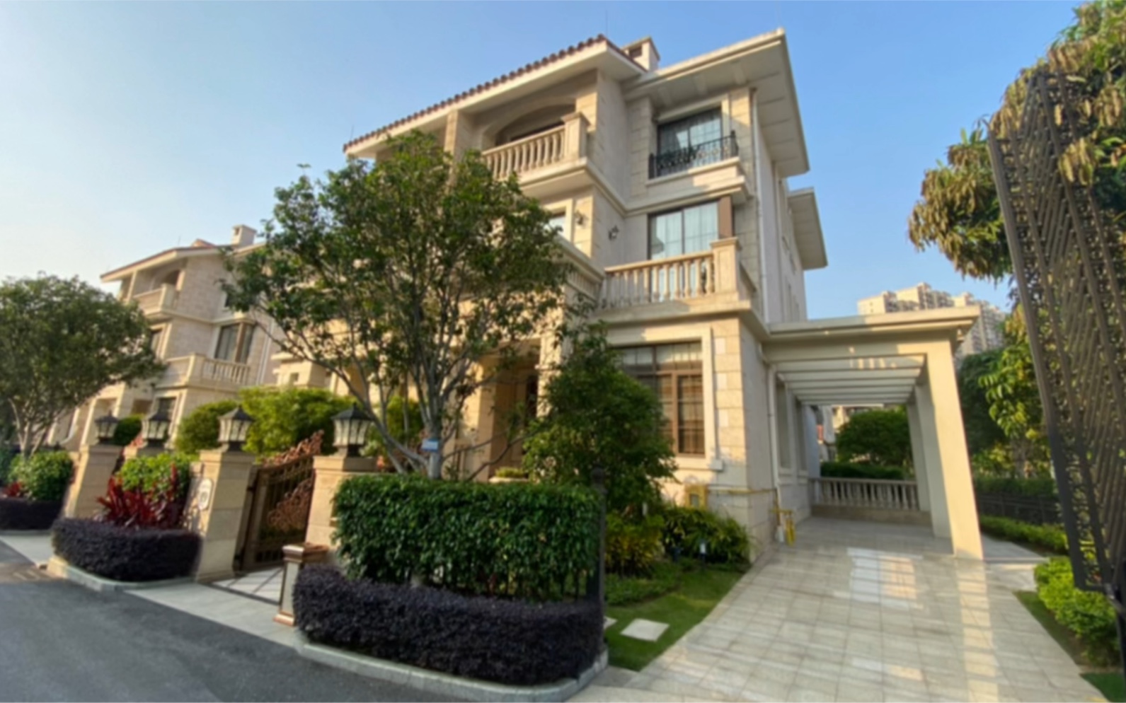 广州南沙的法式别墅,7米的中空客厅真霸气,旁边就是高尔夫球场