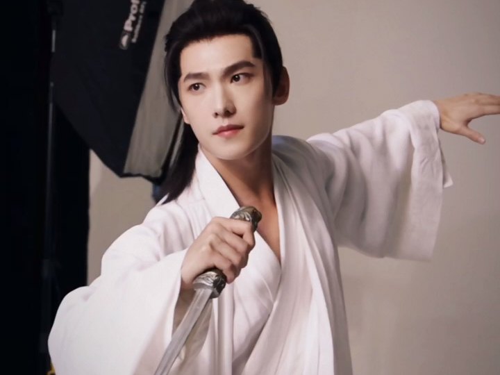 杨洋白衣造型##韩立白衣造型侧拍花絮# 韩立@杨洋 最新花絮,眼神凌厉