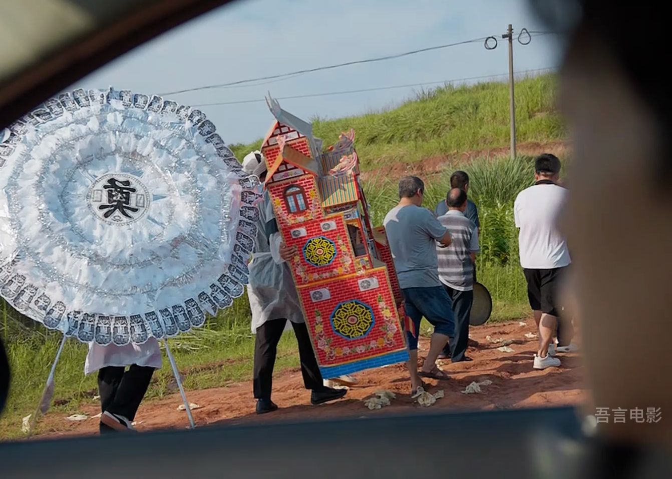 [图]儿子回家给母亲过生日，却撞见了母亲的葬礼