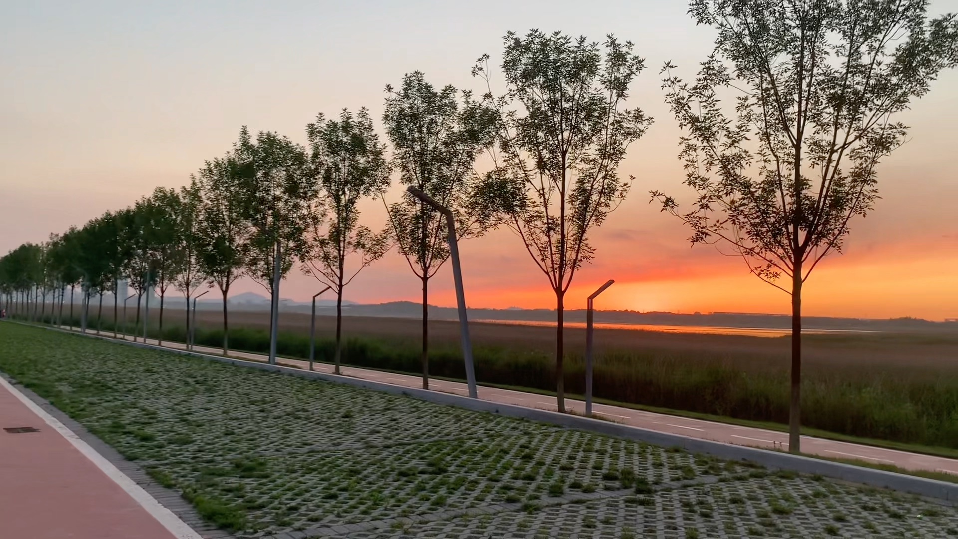 [图]Walking under the sunset，夕阳下漫步