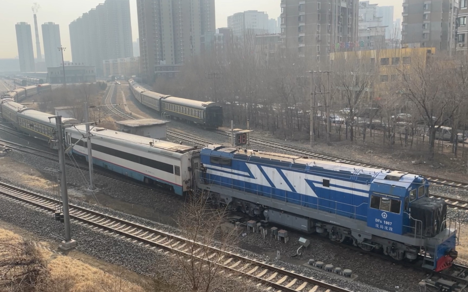 客车整备库编组内有四辆沈局检测车25k轨道检查车25t接触网检测车25t