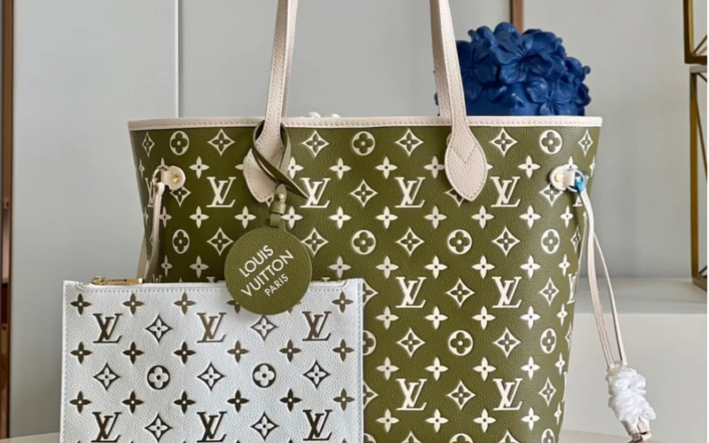 说一下高仿lv路易威登m46102绿 作为 monogram empreinte 系列成员,此