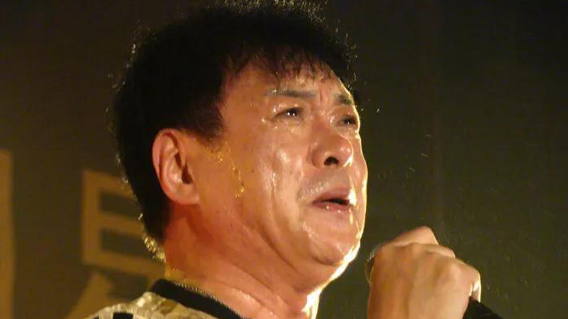 囚歌王子迟志强县城卖力演出,现场人山人海,曾凭《铁窗泪》爆火