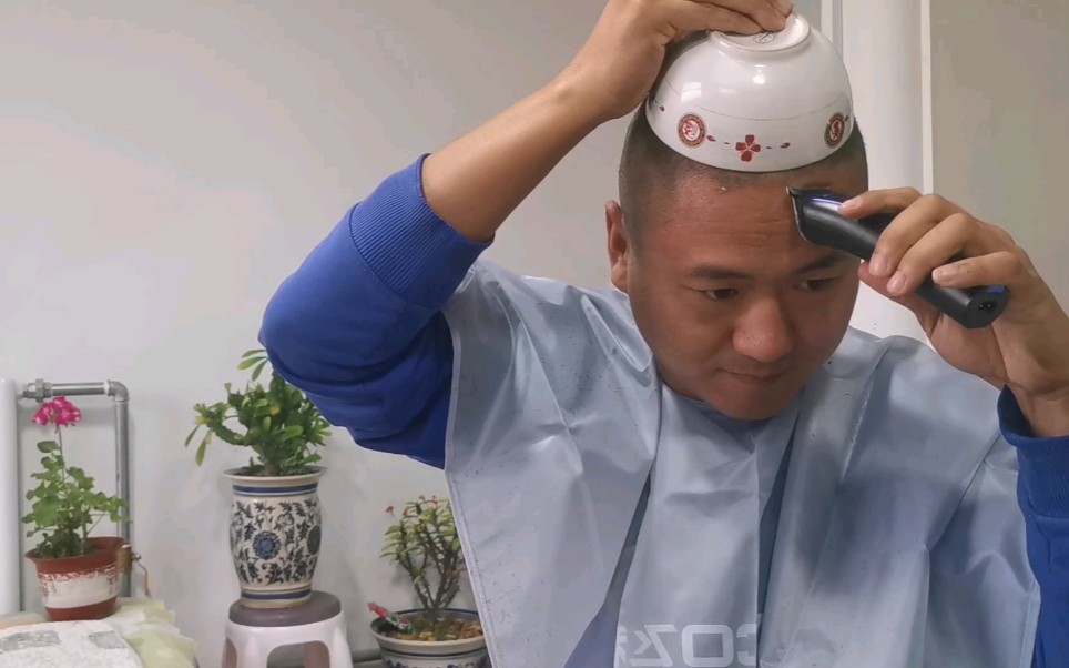 自己在家理发理了个锅盖头太难看了没法出去见人了