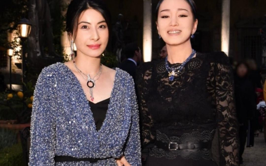 巩俐与郭晶晶出席意大利晚宴!罕见主动屈膝挽手,后者拘谨显尴尬