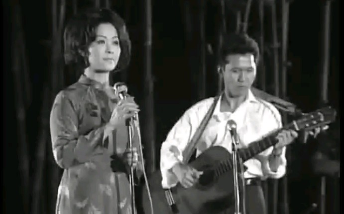 [图]越南歌手庆璃演唱《Ru ta ngậm ngùi》（1967年）