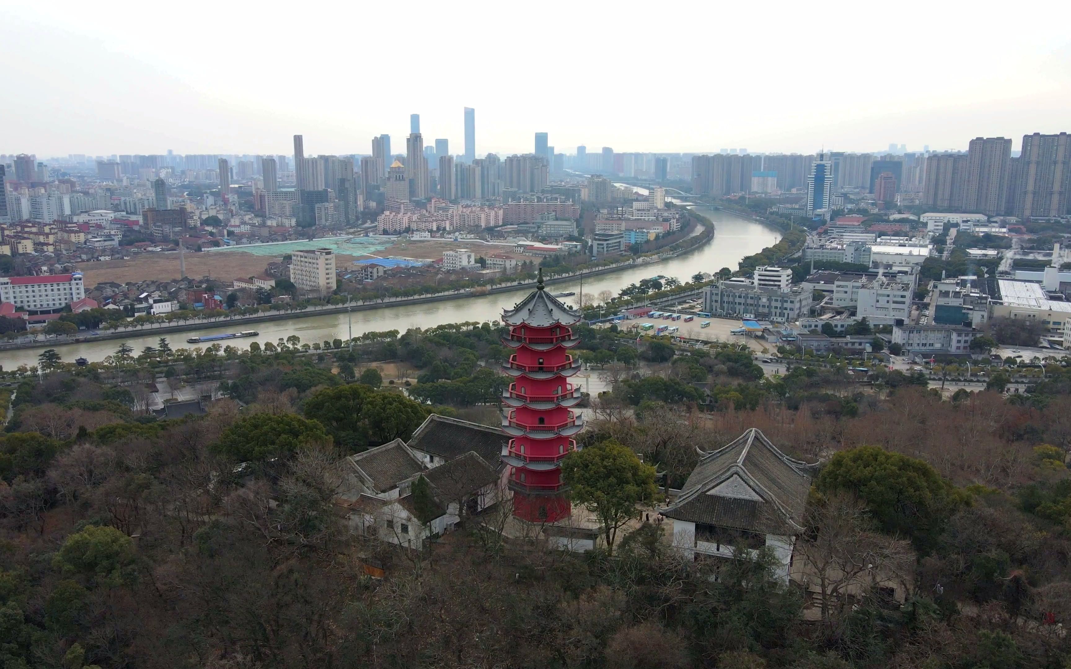 无锡锡惠公园航拍惠山古镇及锡山顶的龙光寺