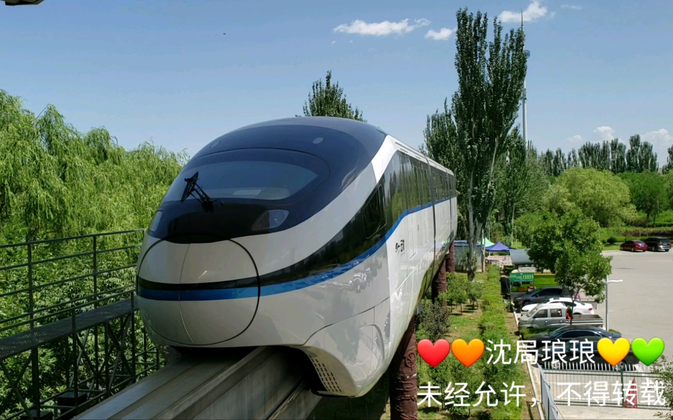 银川云轨电车银川花博园比亚迪智能云轨电车进站