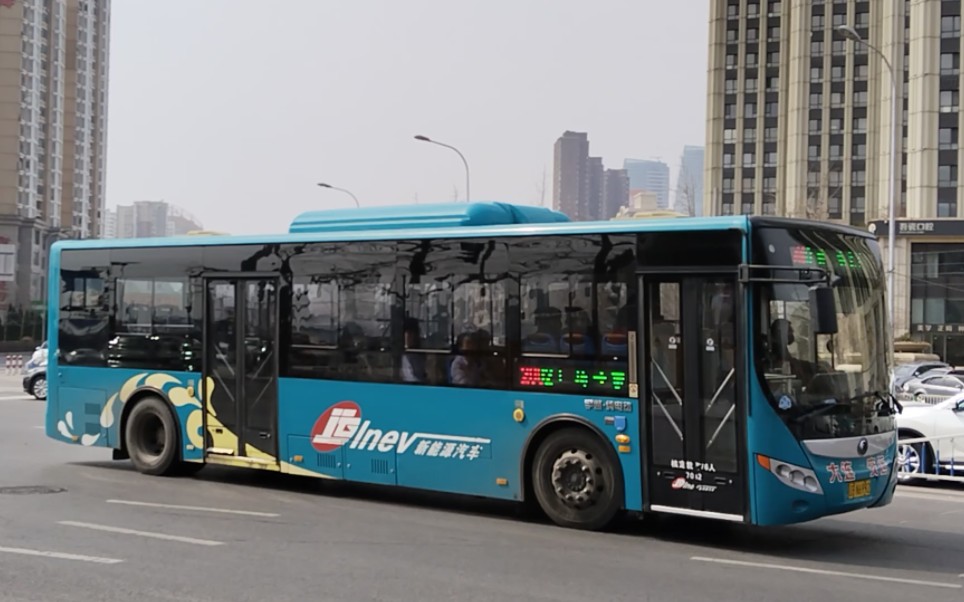 大连公交2002路独苗宇通e10通过星海广场