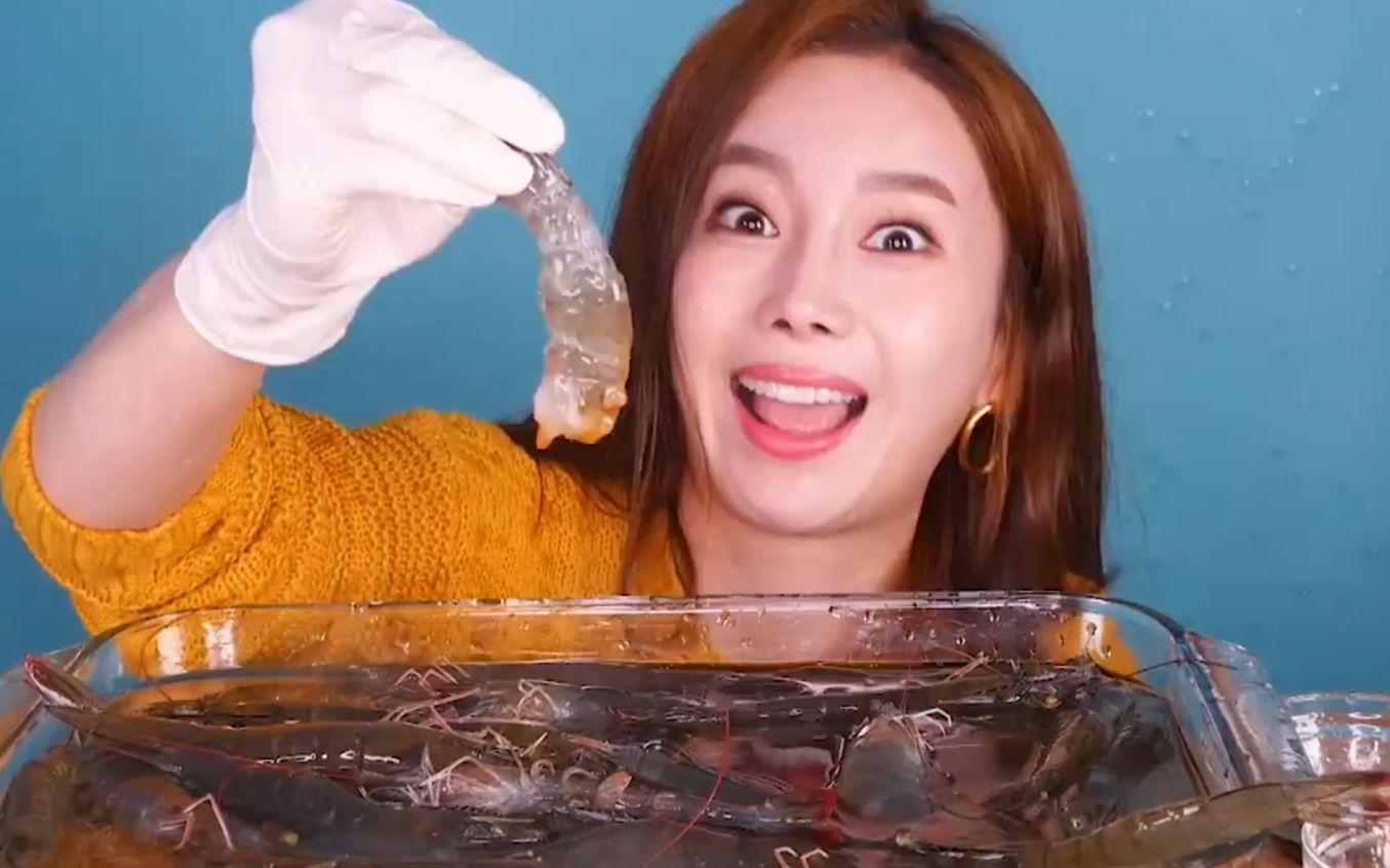韩国超搞笑吃播素英表演吃活虾活体生物不好控制呀
