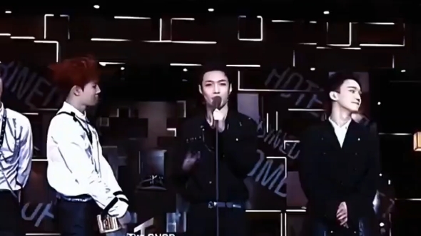 张艺兴exo颁奖顺大事专用手势