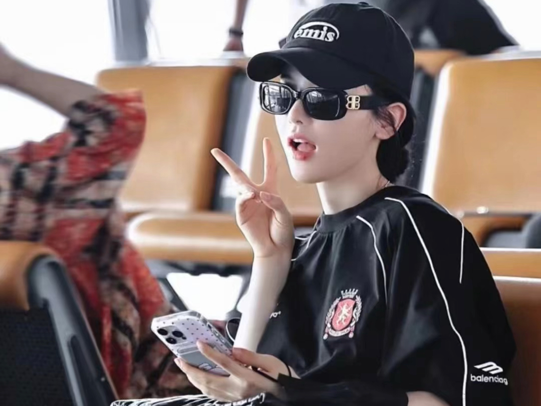 杨超越#balenciga#巴黎世家#太阳镜 bb0310黑超素颜墨镜 机场捕捉