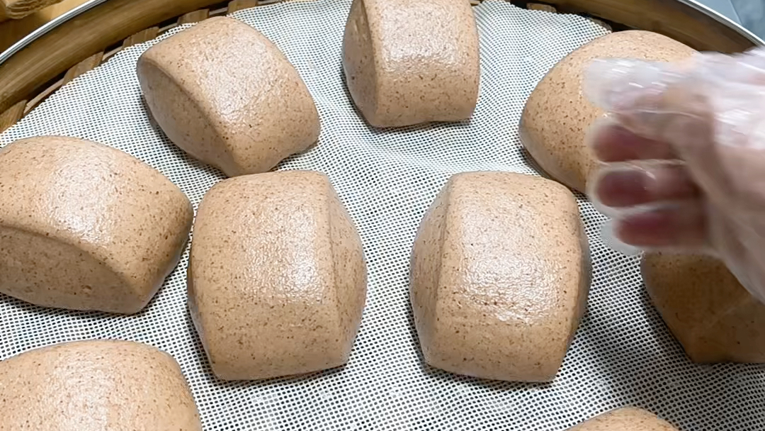 高粱馒头配方:面粉500克,高粱面120克,酵母5克,白糖13克,温水300克