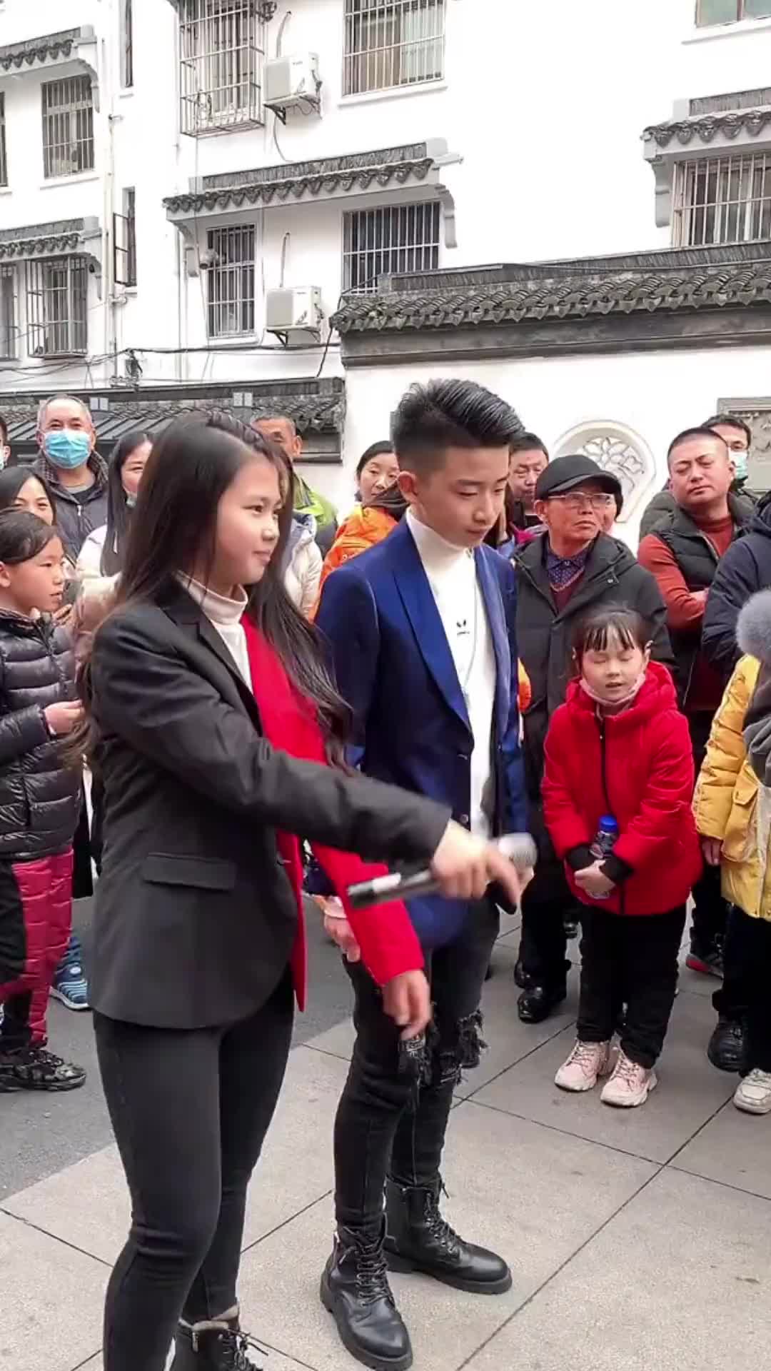 被围观了兄妹俩一点也不怯场小天一雨儿爱唱歌音乐同城