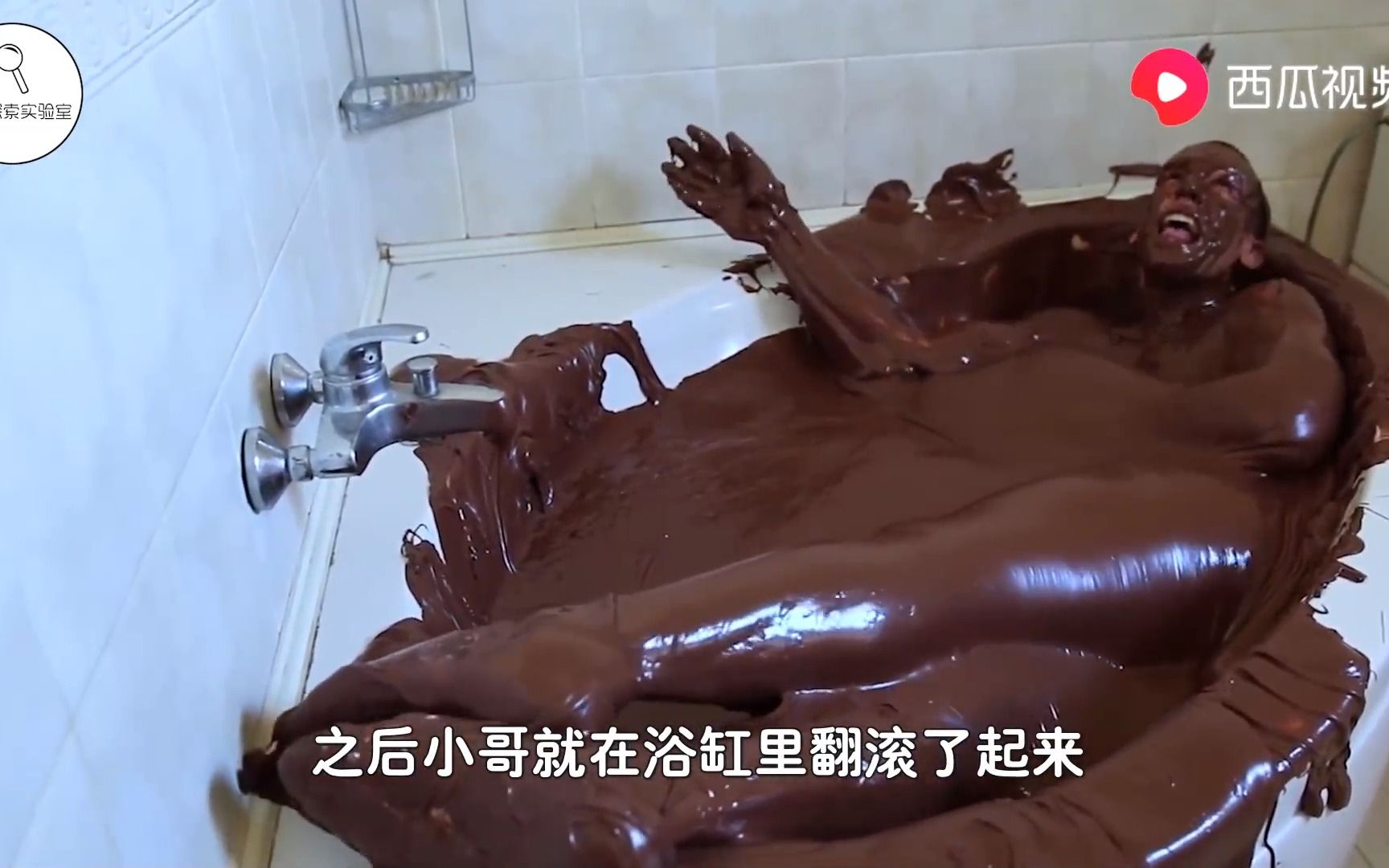 600磅巧克力酱泡澡什么感受?画面太酸爽,隔着屏幕都觉得黏腻!