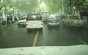 Скачать видео: “ 宝贝不能睡、不能睡!” 警车一路“狮吼” 畅通昏厥幼儿生命通道