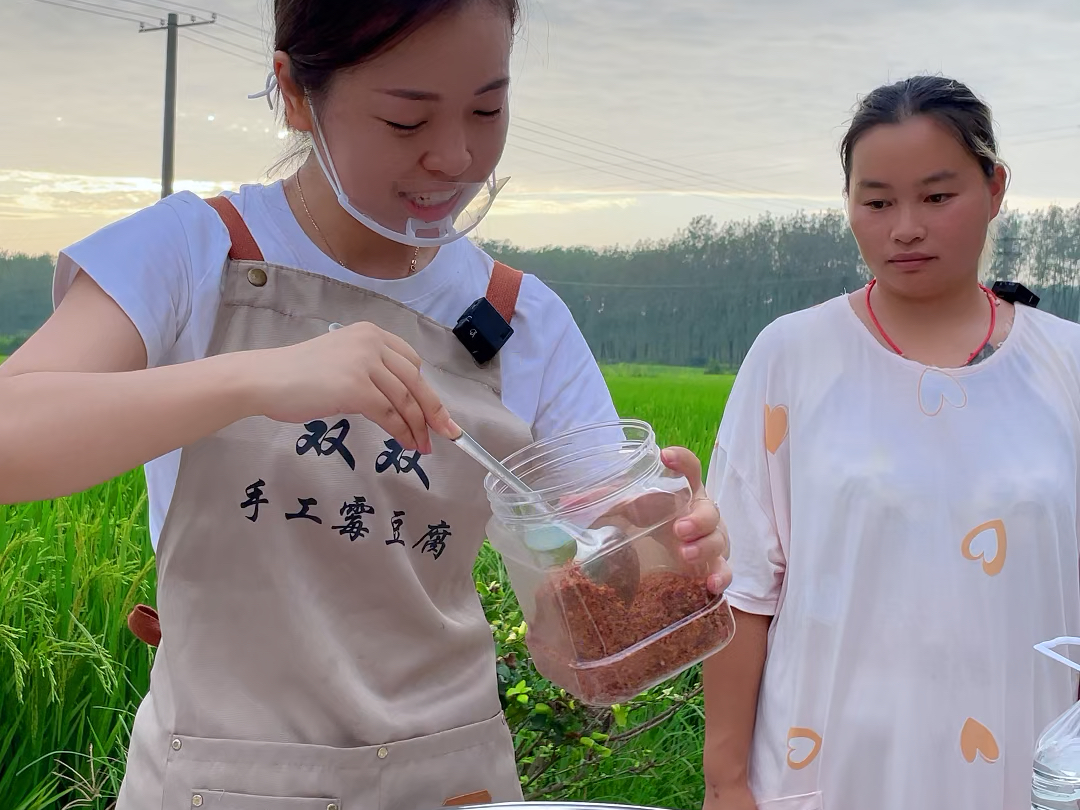 出来摆摊了,给美女拌一个霉豆腐~这是咱们家乡的一道好吃不贵开胃的手工现拌霉豆腐.你们吃过吗?#霉豆腐 #记录摆摊生活 #手工制作美食哔哩哔哩...