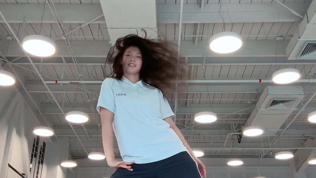 被A2O星探找过的09年女生翻跳李秀满新女团曲neon开头  虽然经历是真的 但还是标题党致歉！连跳十遍已力竭