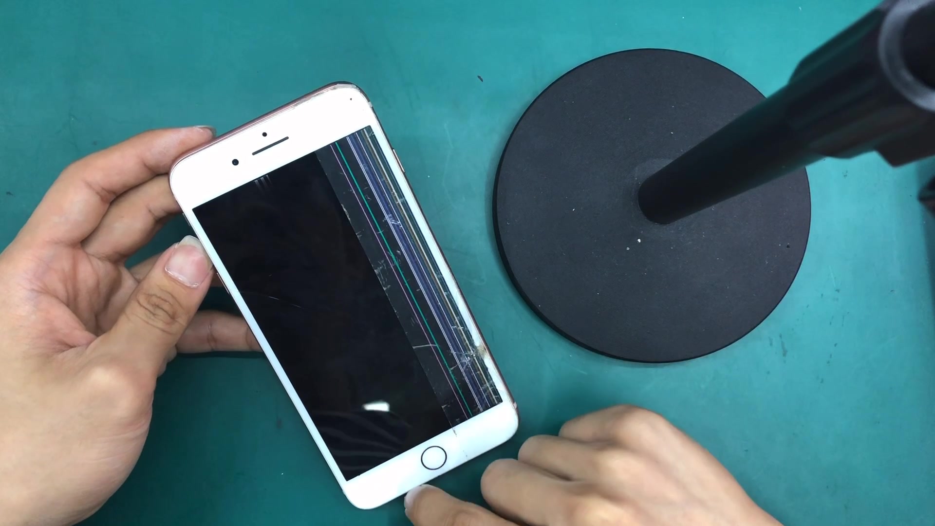 iphone8p重摔后壳变形换后开机花屏,原来碰到主板这里不要小看它_哔哩