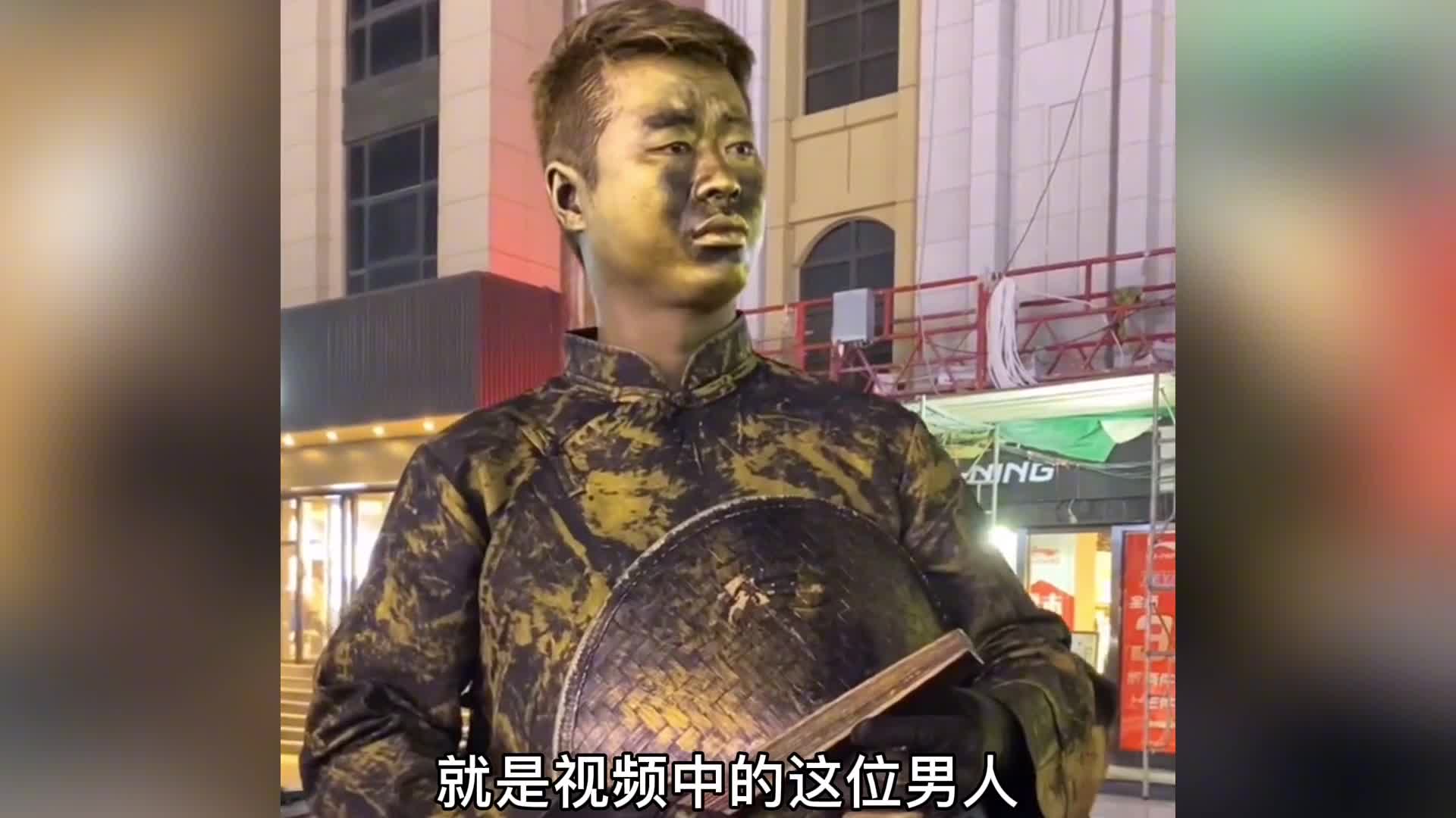 铜人宝哥:扮演铜人引无数美女倾倒,打破41分钟不眨眼吉尼斯记录