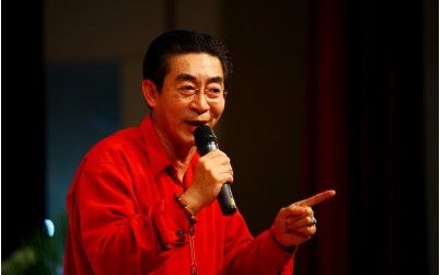 童年回忆,《开讲啦》六小龄童老先生实力耍棍,小撒看得一愣一愣的