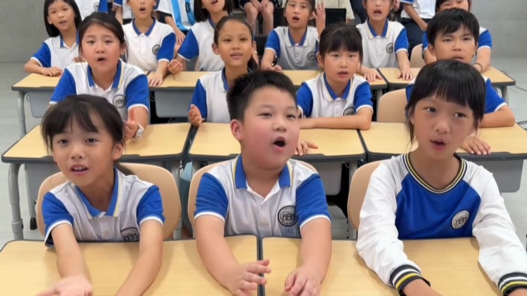 广东佛山一小学合唱团深情献唱《真的爱你》，清澈歌声里满是对妈妈的爱