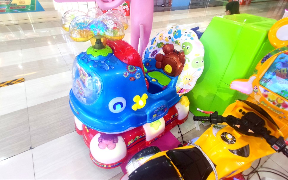 一只萌萌的鲸鱼摇摇车
