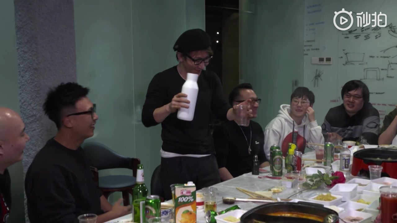 刘谦用花瓶变饮料 连珍珠奶茶都变出来了 魔壶 魔术 见证奇迹