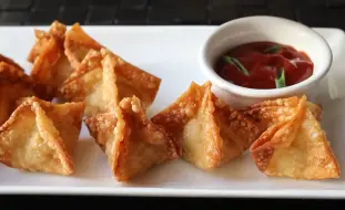 Télécharger la video: 制作一份精美可口的炸蟹角，大部分都没吃过的美式中餐Crab Rangoon  Crispy Crab  Cream Cheese Wonton