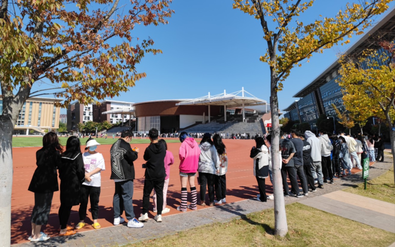 南工大浦江學院核酸周活動第二天 千計大學生粉絲排隊體驗核酸