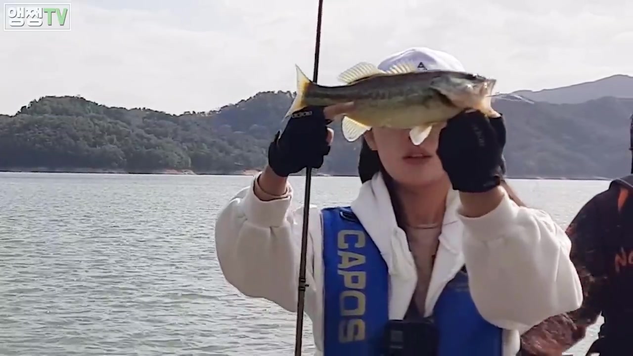 韩国小姐姐路亚行-_bass_fishing_in_a_beautiful_lake_in_korea