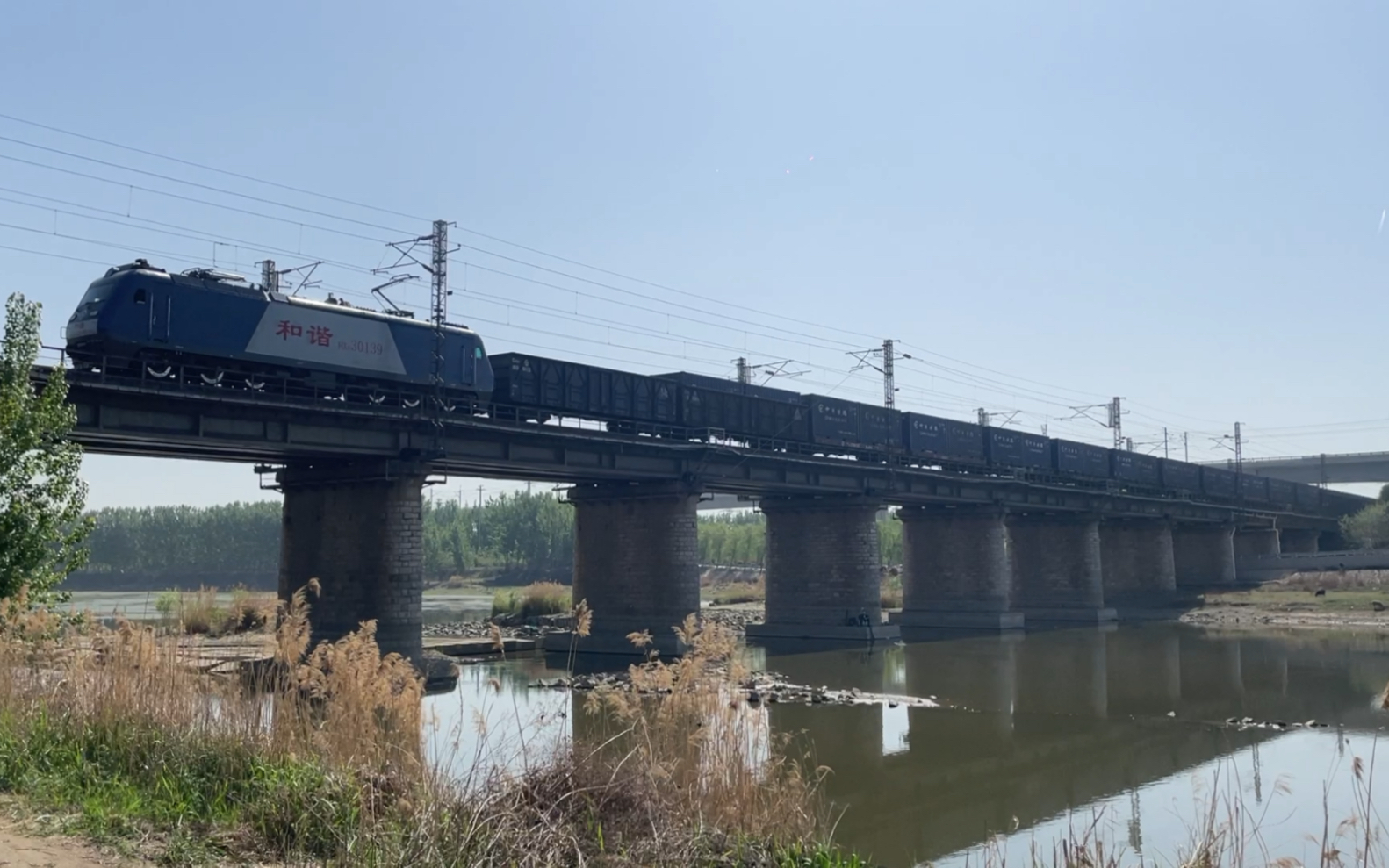 济局青段hxd30139牵引敞车集装箱编组的货物列车通过京沪线泗河铁路桥