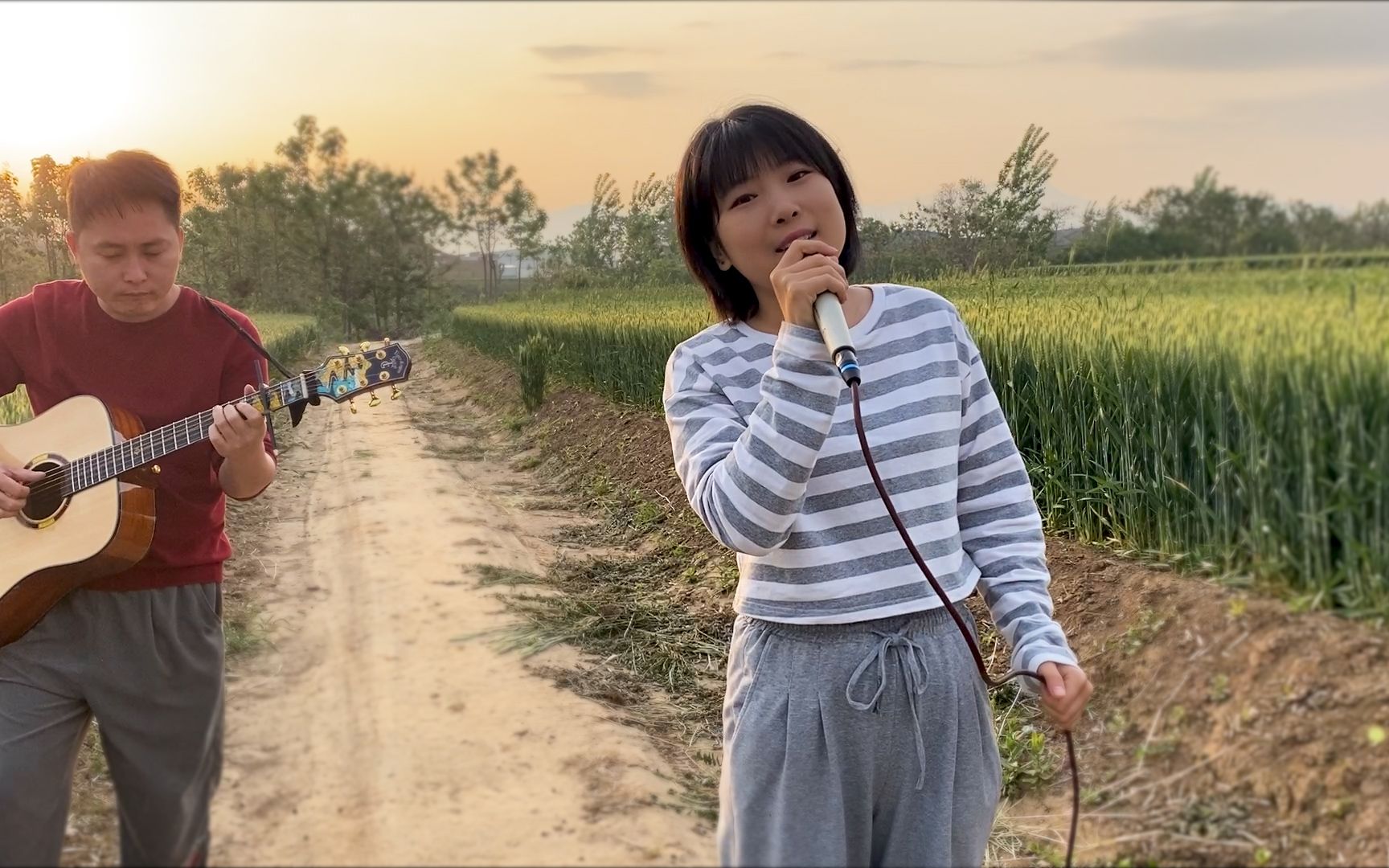 [图]吉他弹唱李健《风吹麦浪》田野里响起温柔的声音，太好听了！