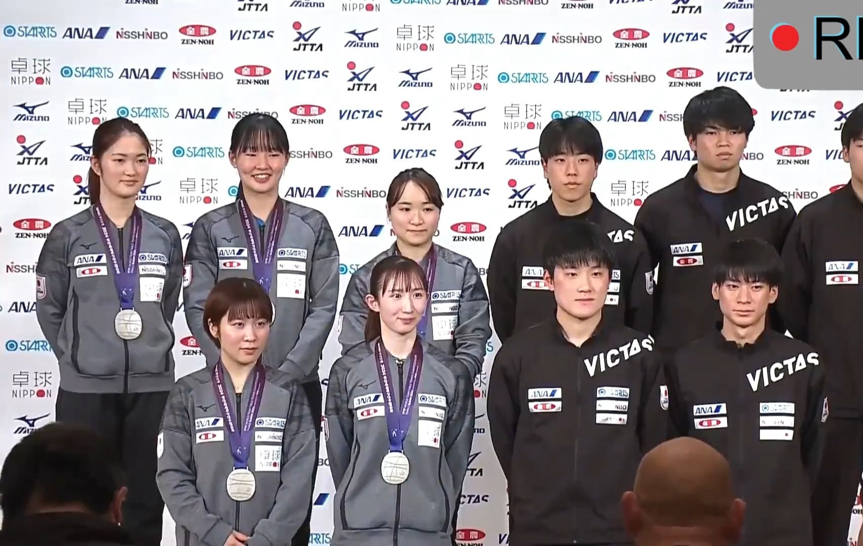 日本乒乓球队从釜山回到日本,女乒笑哈哈,男乒.