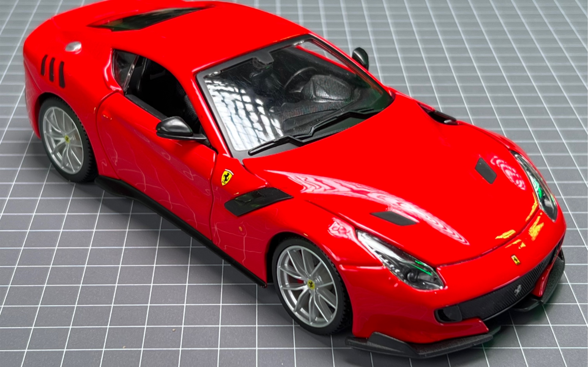 开箱1/24法拉利f12tdf合金车模